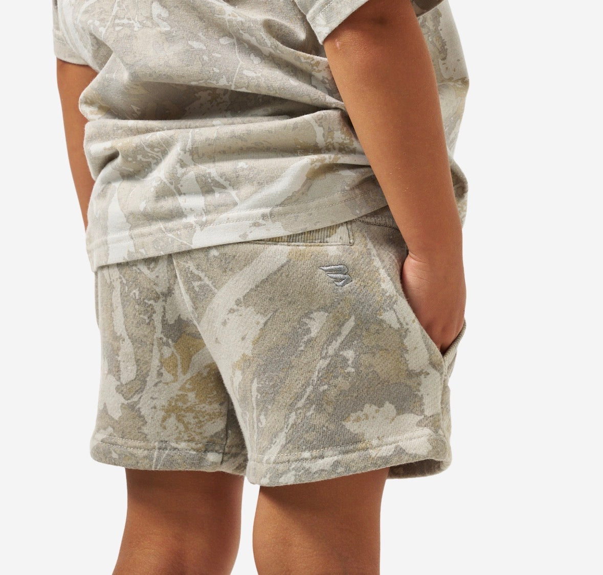 YOUTH VINTAGE... E E
YOUTH VINTAGE
WASHED SHORTS -
DRIFTER CAMO